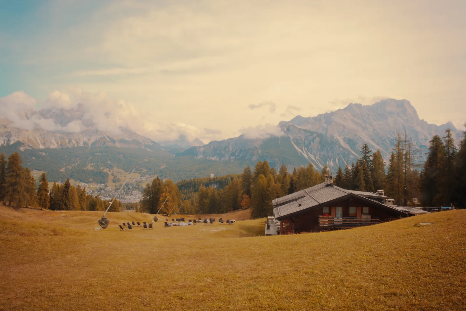 Baita Resch on its meadow, with the Dolomites behind